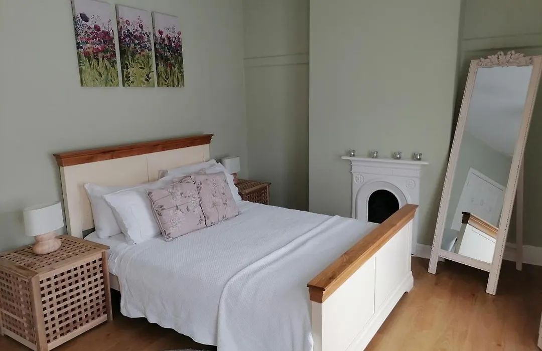 Tynant House- Cosy 3 Bed House- Near City Centre And Free Parking-1