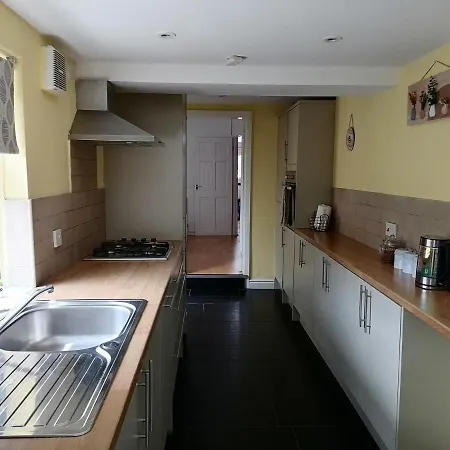 Tynant House- Cosy 3 Bed House- Near City Centre And Free Parking-2