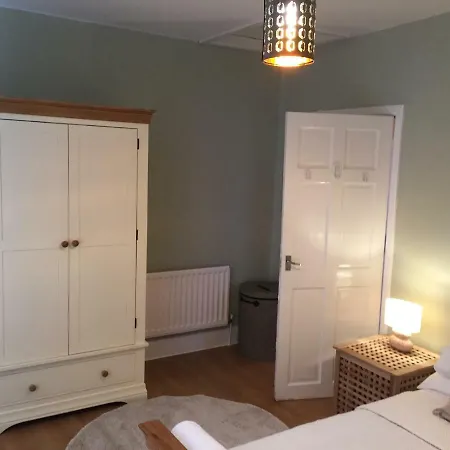 Tynant House- Cosy 3 Bed House- Near City Centre And Free Parking-3